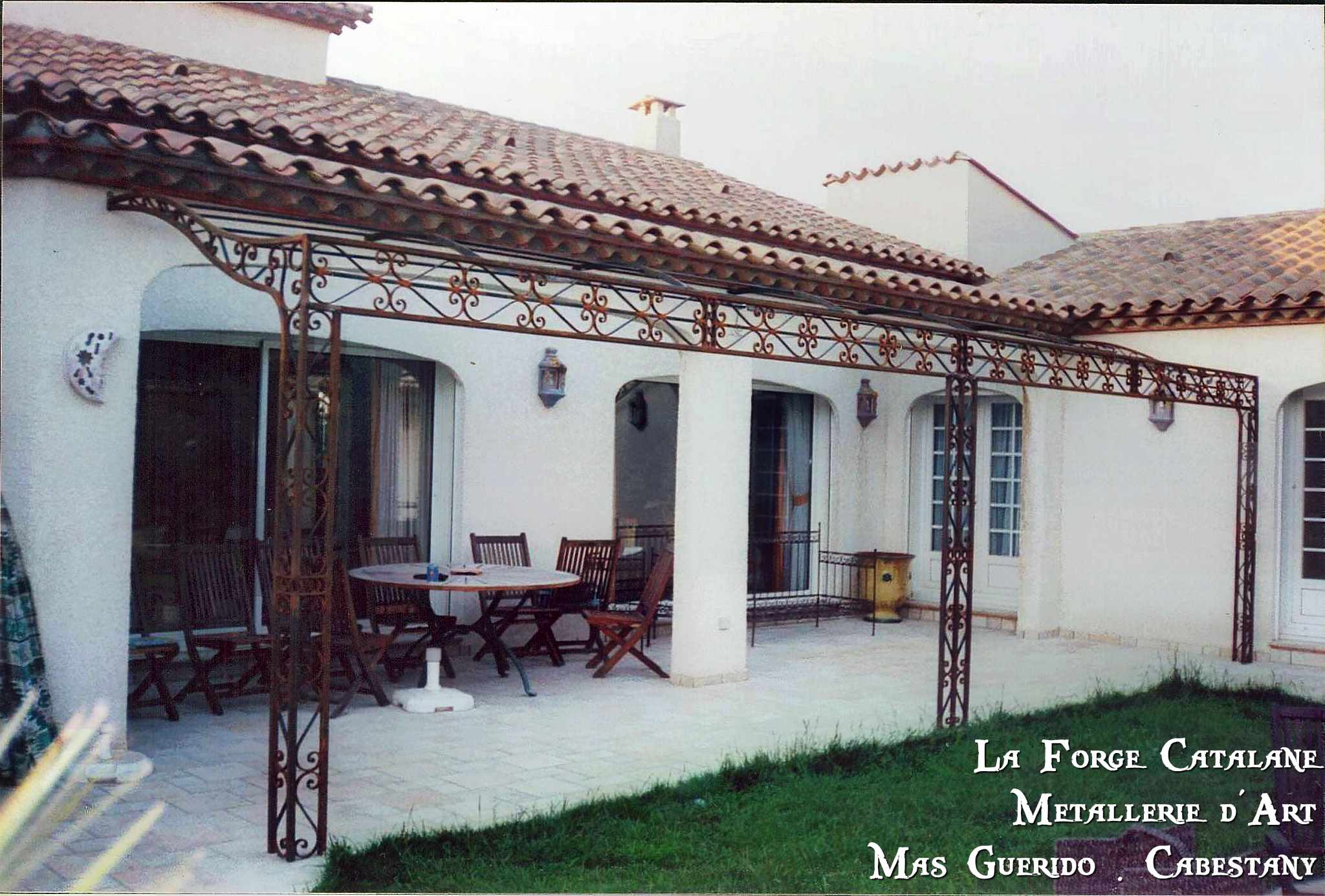 pergola frise avec volutes et pieds ouvrage forge catalane 1.jpg